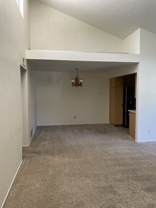 Building Photo - 2423 Sunny Slope Dr