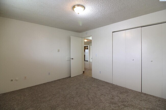 Building Photo - 2 Bed/1 Bath Apartment in Central Kennewick