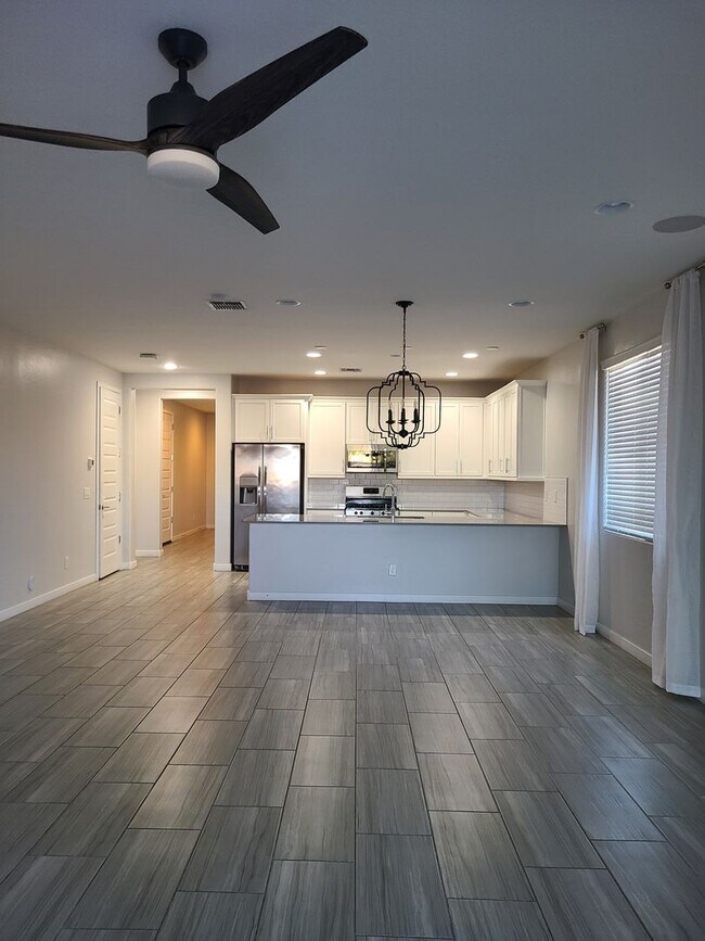 Building Photo - 3 Bedroom, 2, Bath Home with 1 Bedroom Cas...