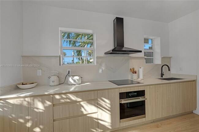 Foto del edificio - 4812 Pine Tree Dr