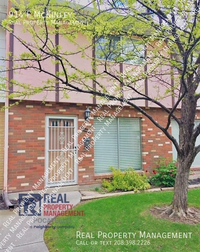 Foto principal - 2 bed 1.5 bath townhome - Covered parking