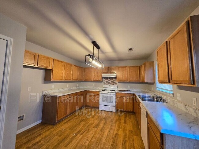 Foto del edificio - 5320 Peach Pl Ln