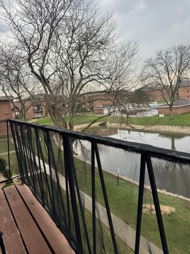 Foto del edificio - 15744 Lake Dr