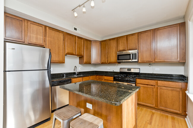 Building Photo - 3041 W Diversey Ave