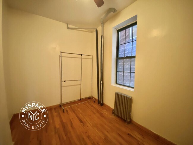 Building Photo - 206 Scholes St