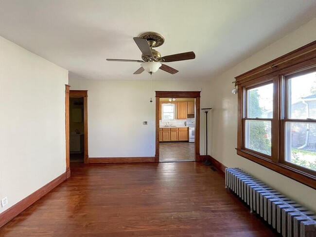 Building Photo - 1213 E Hanna Av