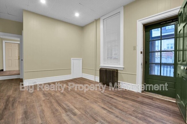 Foto del edificio - 72 N Main St