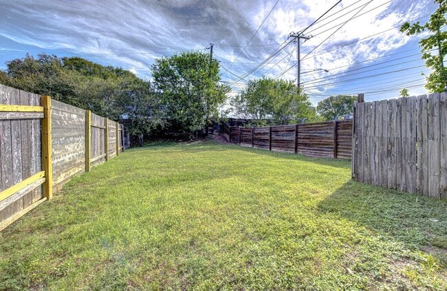 Building Photo - 2506 Manor Cir