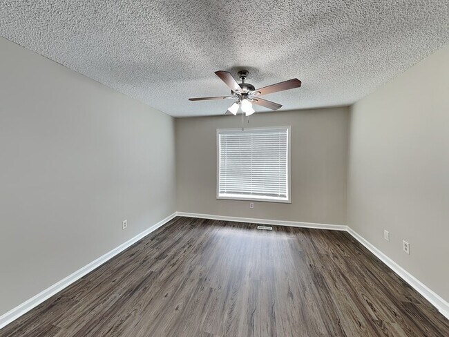 Foto del edificio - 424 Ivy Crest Dr