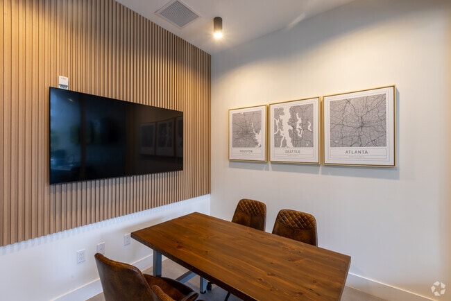 Building Photo - Resia Golden Glades