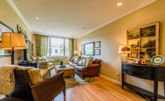 Building Photo - Sunny 2 bed with plenty of storage space -...
