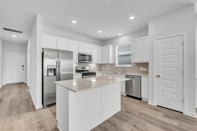 Building Photo - 2412 Ekvall Dr
