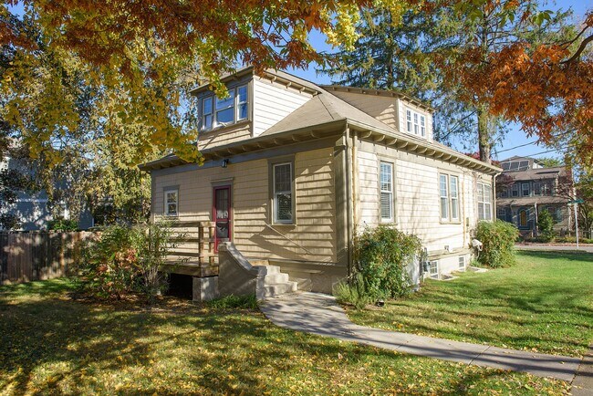 Foto del edificio - Charming corner lot home for lease in East...