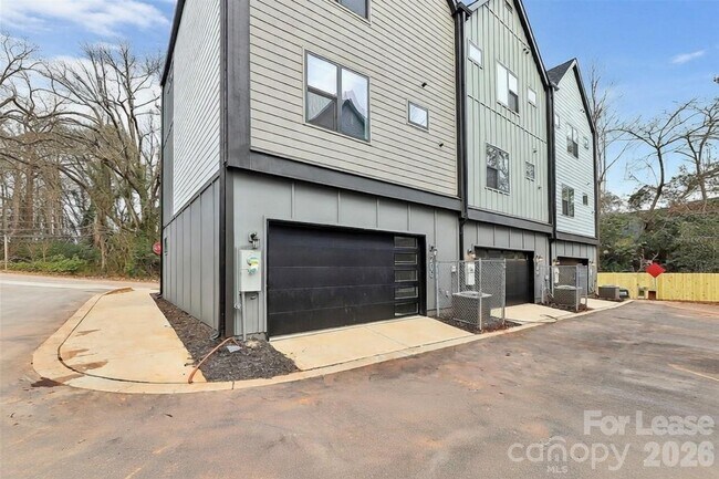 Building Photo - 3432 Brookshire Blvd