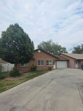 Building Photo - 3018 Oakwood Dr