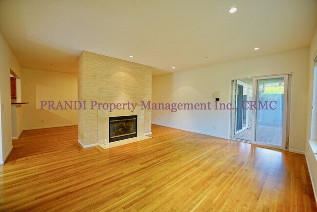 Foto del edificio - Modern Ground Floor Condo with 2 Car Garage!