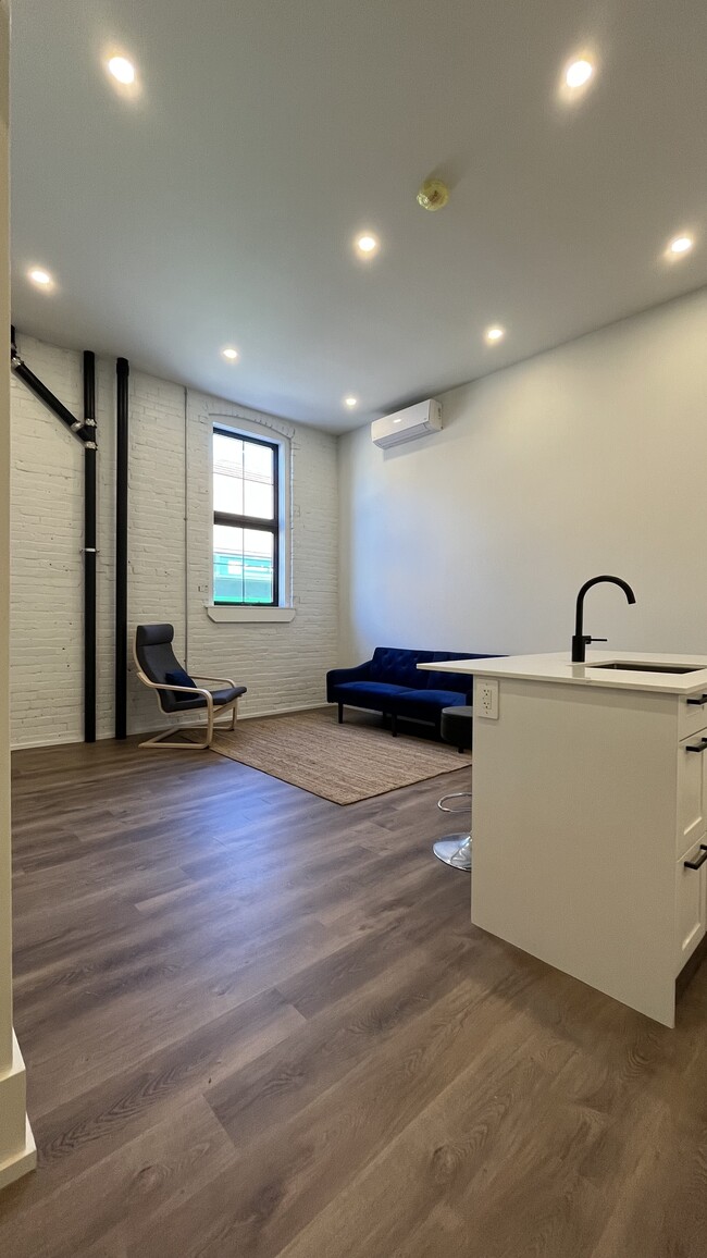 Building Photo - 1 Bedroom Loft Apartment - Historic Fireha...