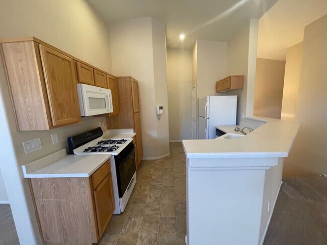 Building Photo - TOWN HOME IN GATED COMMUNITY