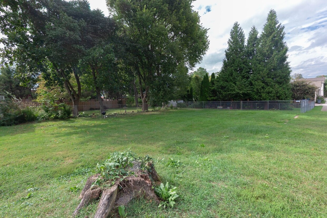 Building Photo - 324 E Washington St