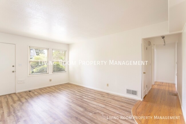 Building Photo - Mid-Century Home in the Heart of Overlook