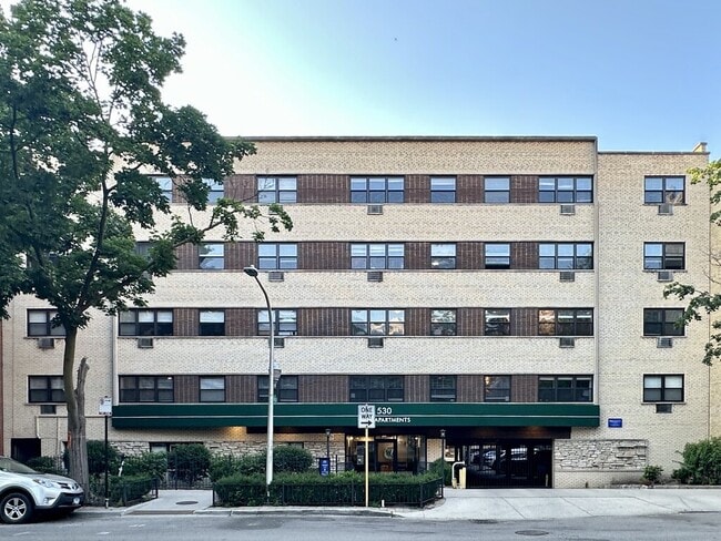 Building Photo - 447 W Surf St