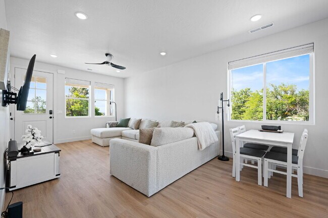 Foto del edificio - "Spacious & Stylish 3-Bedroom 2 bath Furnished Haven in Cedar City – Your Perfect Home Awaits!"