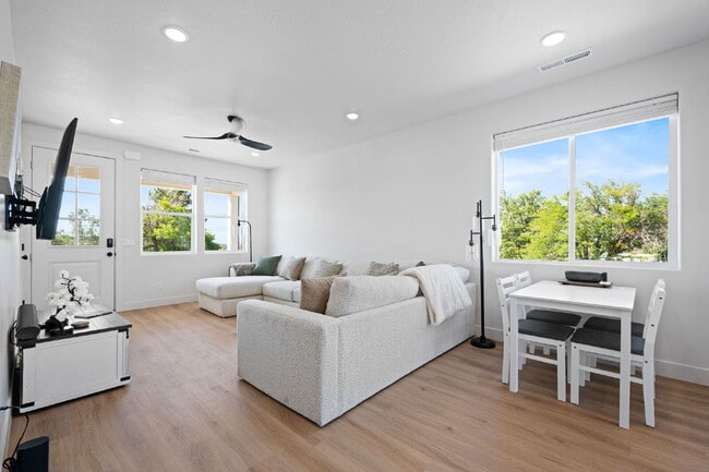 Building Photo - "Spacious & Stylish 3-Bedroom 2 bath Furnished Haven in Cedar City – Your Perfect Home Awaits!"