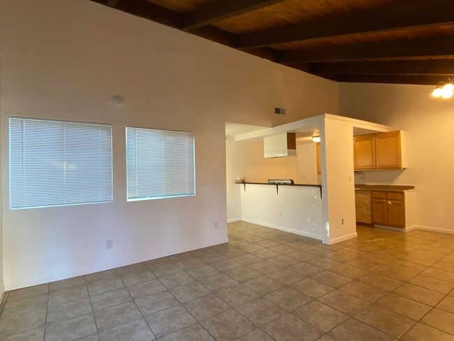 Building Photo - Spacious 3 Bedroom Duplex in Lincoln Schoo...