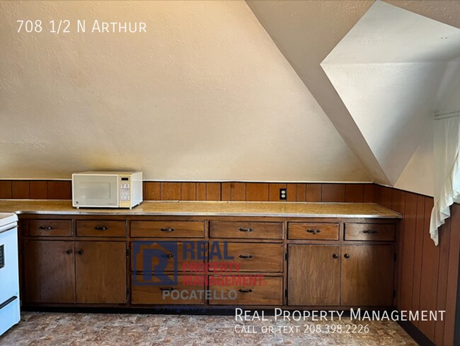 Foto del edificio - 2 Bedroom 1 bath - Upstairs unit