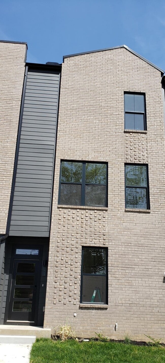 Building Photo - 1533 Riverside Dr