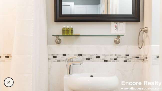 Building Photo - 8 Story St