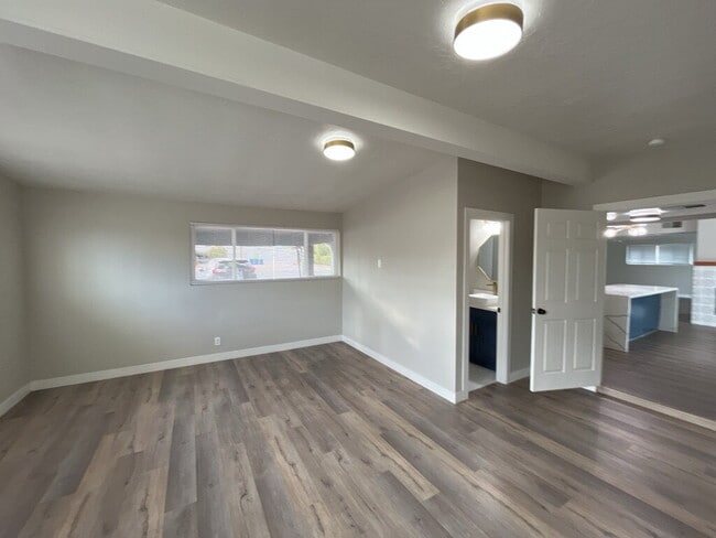 Building Photo - 4 Bedroom Home With Sparkling Pool Ready for Move In