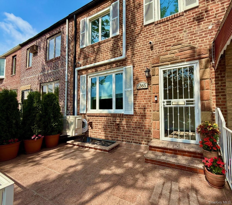 Foto principal - 63-65-6376 76th St