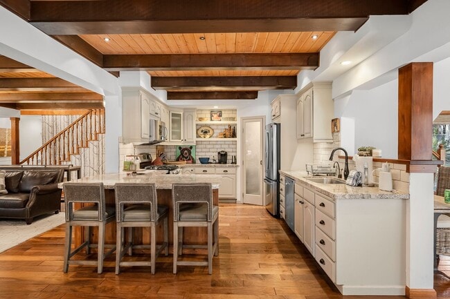 Building Photo - 1094 Tiller - Beautiful Mill Creek Home