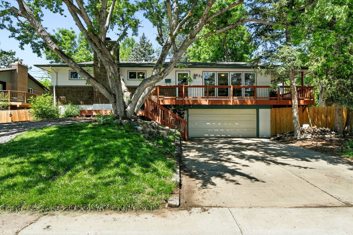 Foto principal - Fabulous 4 BR 3 bath home with fenced back...