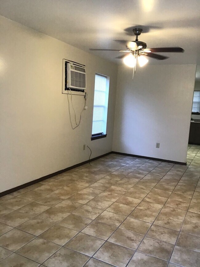 Building Photo - 2359 Elm Park Dr
