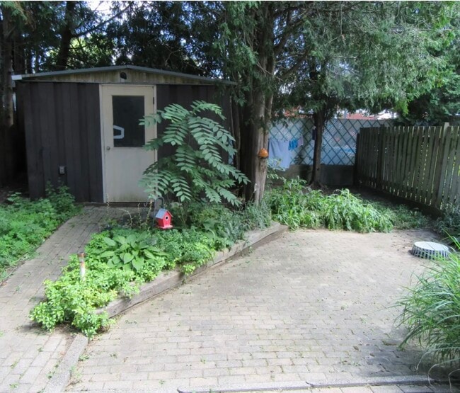 Building Photo - 107 Emma St