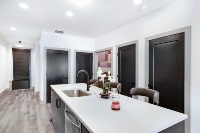 Foto del edificio - Modern Living Meets Walkable City Charm in...
