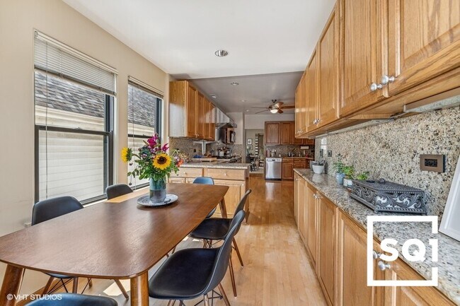 Foto del edificio - 2837 N Southport Ave