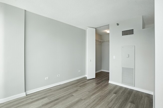 Building Photo - 389 E Ohio St