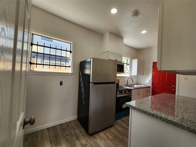Foto del edificio - 2706 Berry St