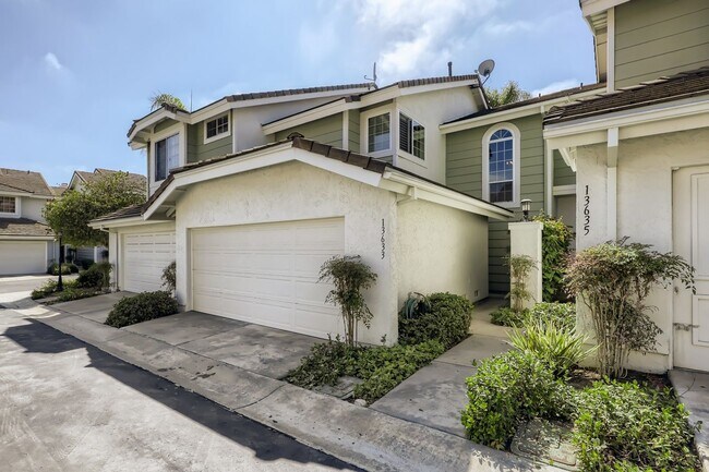 Building Photo - Beautifully Remodeled Townhome in the Cambria Community – Del Mar Heights
