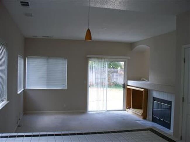 Building Photo - 4 Bedrooms in Olympus Point