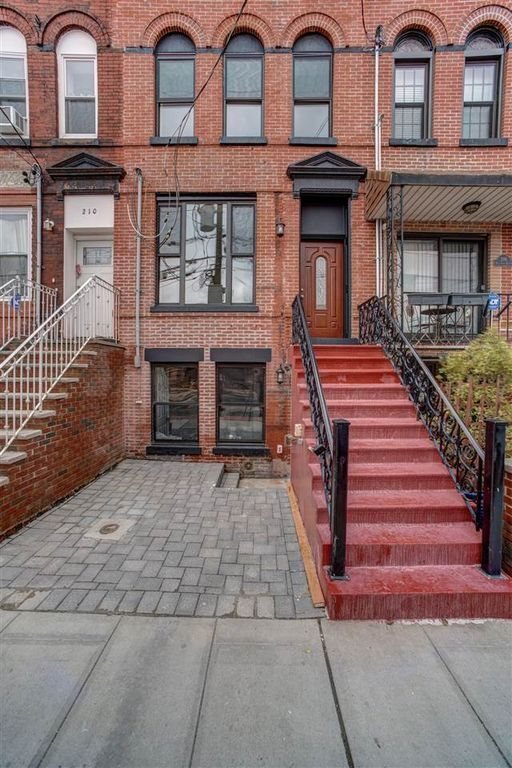 Primary Photo - 208 New York Ave