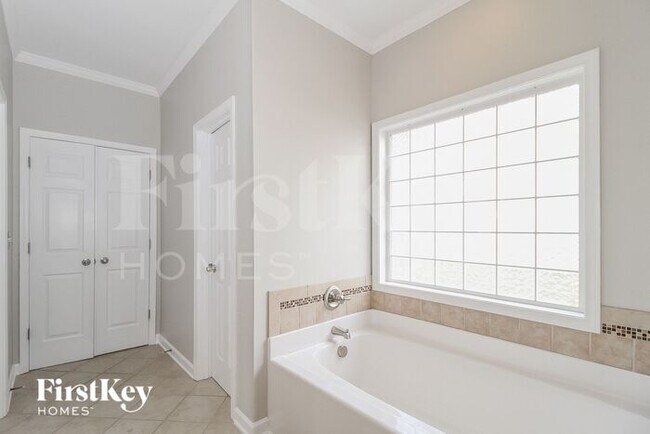 Building Photo - 5445 Stone Crossing Dr