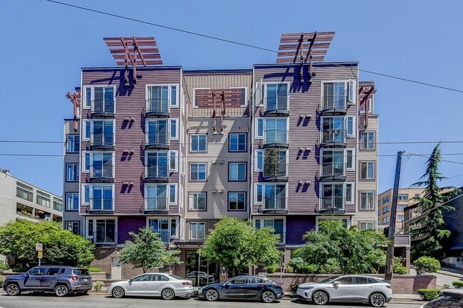 Space Need Views & 2 Parking Spots - Space Need Views & 2 Parking Spots Apartment
