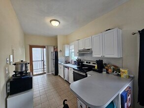 Building Photo - 464 Meridian St