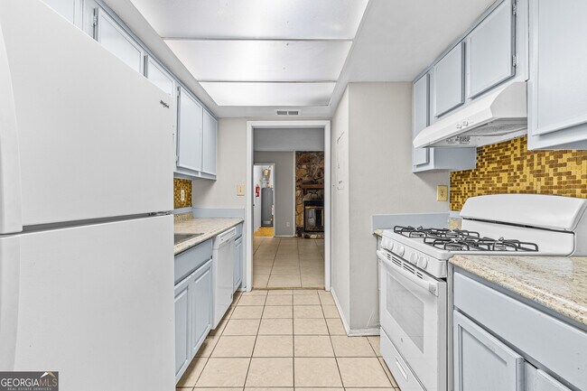 Foto del edificio - 6349 Holcomb Way