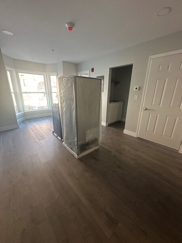 Foto del edificio - "610" on Congress St: New Studio Apt. 1BA $1500.00 Heat & H20 included available 3/15/26!