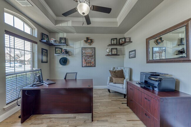 Building Photo - Beautiful 4 bed 3 bath with gorgeous covered patio!